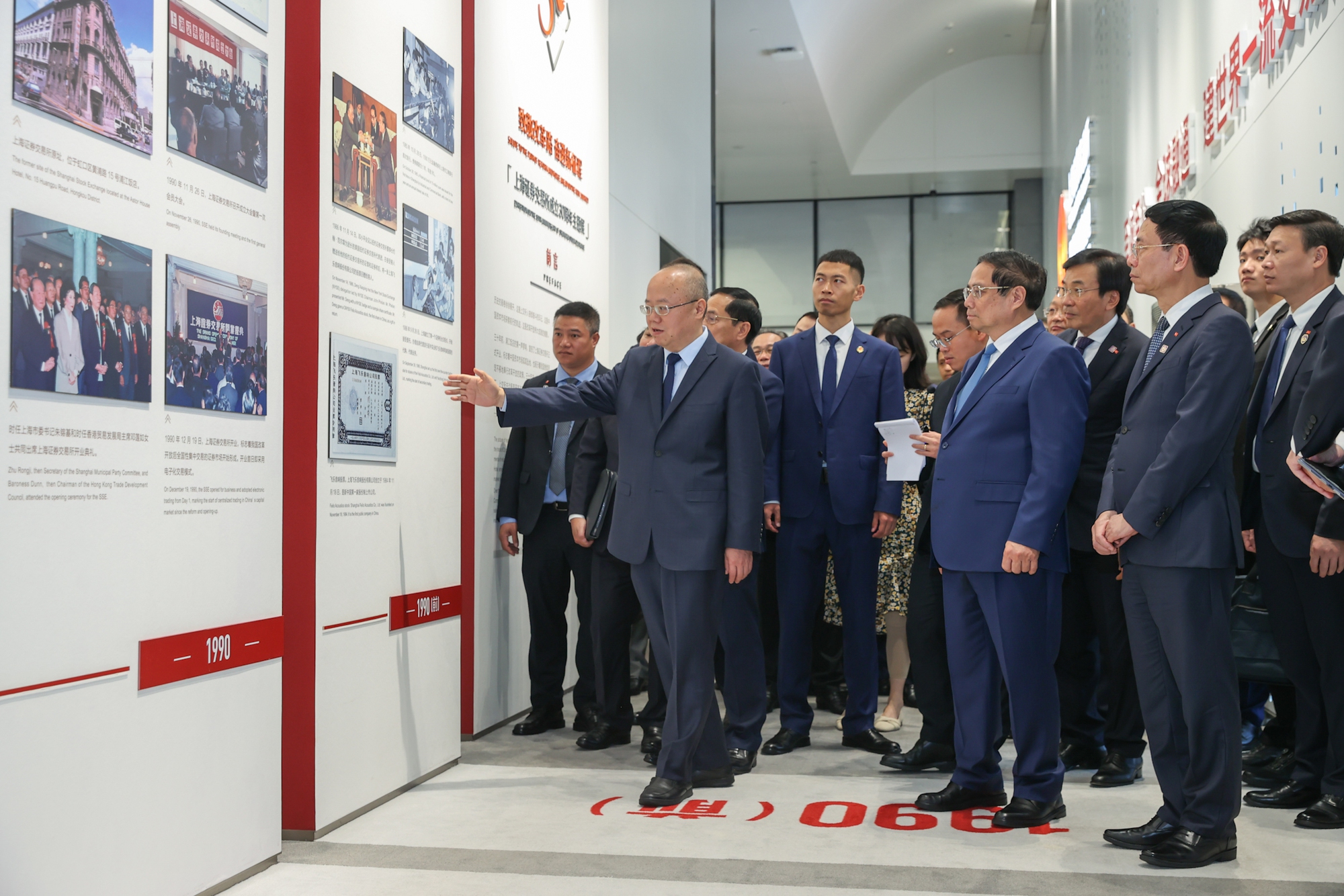 Prime Minister visits Shanghai Stock Exchange, proposes cooperation to develop financial center - Photo 3. Thủ tướng thăm Sở Giao dịch Chứng khoán Thượng Hải, đề xuất hợp tác phát triển trung tâm tài chính- Ảnh 3.