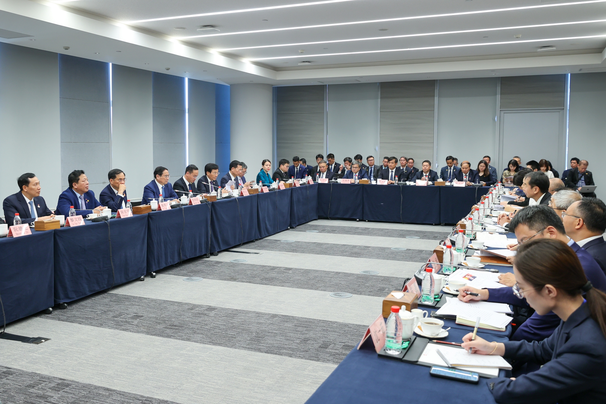 Prime Minister visits Shanghai Stock Exchange, proposes cooperation to develop financial center - Photo 6. Thủ tướng thăm Sở Giao dịch Chứng khoán Thượng Hải, đề xuất hợp tác phát triển trung tâm tài chính- Ảnh 6.