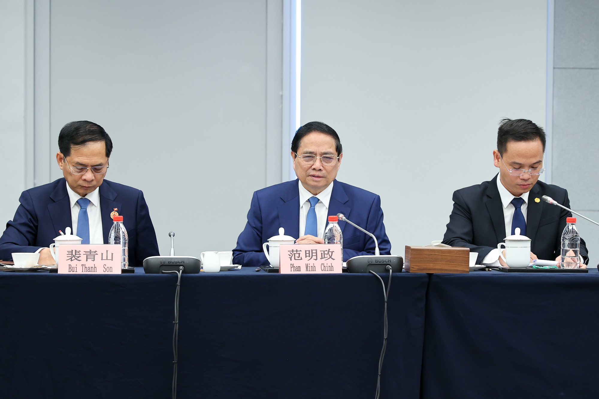 Prime Minister visits Shanghai Stock Exchange, proposes cooperation to develop financial center - Photo 7. Thủ tướng thăm Sở Giao dịch Chứng khoán Thượng Hải, đề xuất hợp tác phát triển trung tâm tài chính- Ảnh 7.