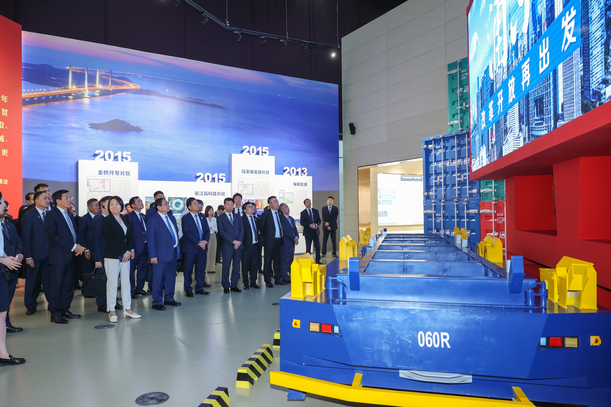 Prime Minister visits Shanghai Stock Exchange, proposes cooperation to develop financial center - Photo 8. Thủ tướng thăm Sở Giao dịch Chứng khoán Thượng Hải, đề xuất hợp tác phát triển trung tâm tài chính- Ảnh 8.