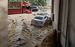 Mưa lớn bất thường ở Trung Quốc, hàng chục ngàn người sơ tán - Ảnh 3.