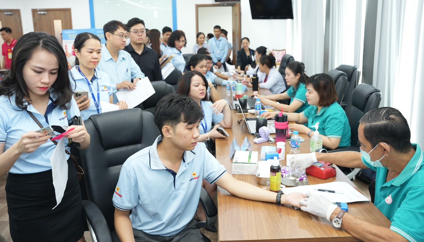 “Tháng hồng Vietbank”, hơn 200 nhân viên tham gia hiến máu- Ảnh 4. “Tháng hồng Vietbank”, hơn 200 nhân viên tham gia hiến máu- Ảnh 4.