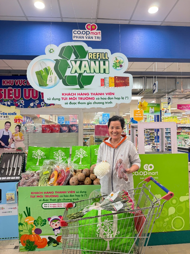 Khách hàng dùng túi môi trường, Co.opmart tặng ngay rau củ- Ảnh 2. Khách hàng dùng túi môi trường, Co.opmart tặng ngay rau củ- Ảnh 2.