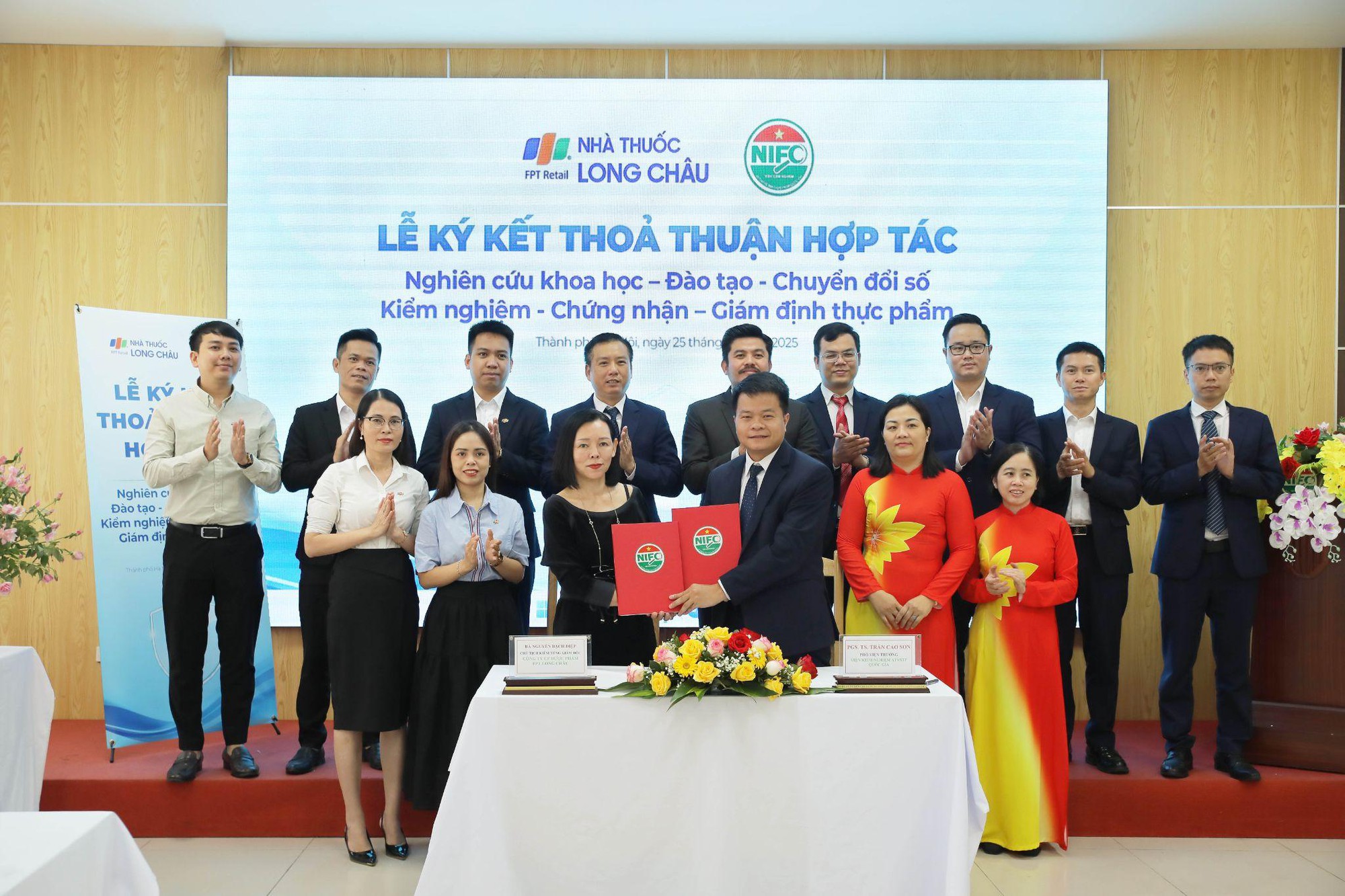 Long Châu cùng Viện Kiểm nghiệm An toàn vệ sinh thực phẩm Quốc gia tiến hành “kiểm tra kép”- Ảnh 1. Long Châu cùng Viện Kiểm nghiệm An toàn vệ sinh thực phẩm Quốc gia tiến hành “kiểm tra kép”- Ảnh 1.