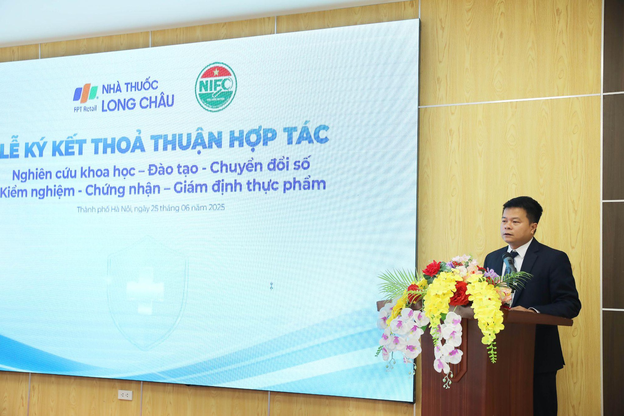 Long Châu cùng Viện Kiểm nghiệm An toàn vệ sinh thực phẩm Quốc gia tiến hành “kiểm tra kép”- Ảnh 3. Long Châu cùng Viện Kiểm nghiệm An toàn vệ sinh thực phẩm Quốc gia tiến hành “kiểm tra kép”- Ảnh 3.