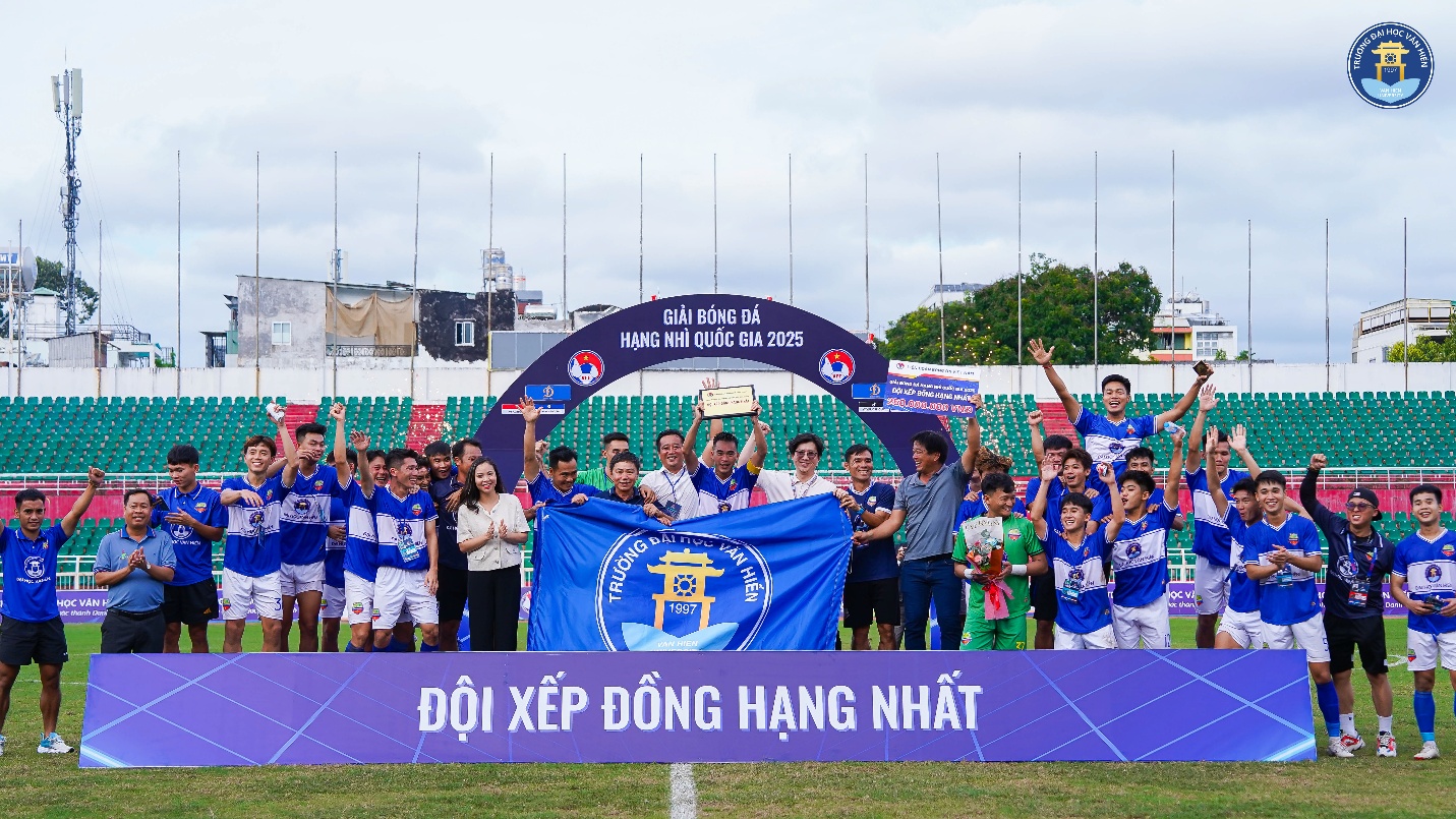 CLB Bóng đá Trường ĐH Văn Hiến thăng hạng: từ phong trào sinh viên bước ra sân chơi chuyên nghiệp- Ảnh 1. CLB Bóng đá Trường ĐH Văn Hiến thăng hạng: từ phong trào sinh viên bước ra sân chơi chuyên nghiệp- Ảnh 1.