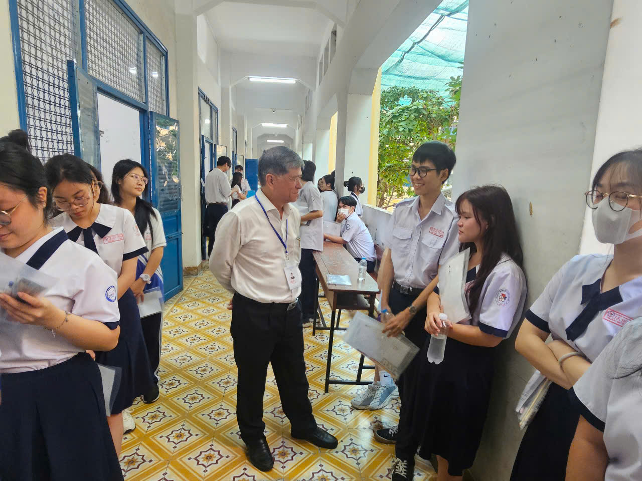 Direktør for utdannings- og opplæringsdepartementet i Ho Chi Minh-byen: Byen velger erfarne eksamensvakter - Bilde 1. Giám đốc Sở GD-ĐT TP HCM: Thành phố lựa chọn cán bộ coi thi có kinh nghiệm- Ảnh 1.