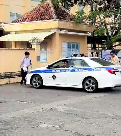 CLIP: CSGT Bạc Liêu đến tận nhà hỗ trợ thí sinh ngủ quên đi thi - Ảnh 1.