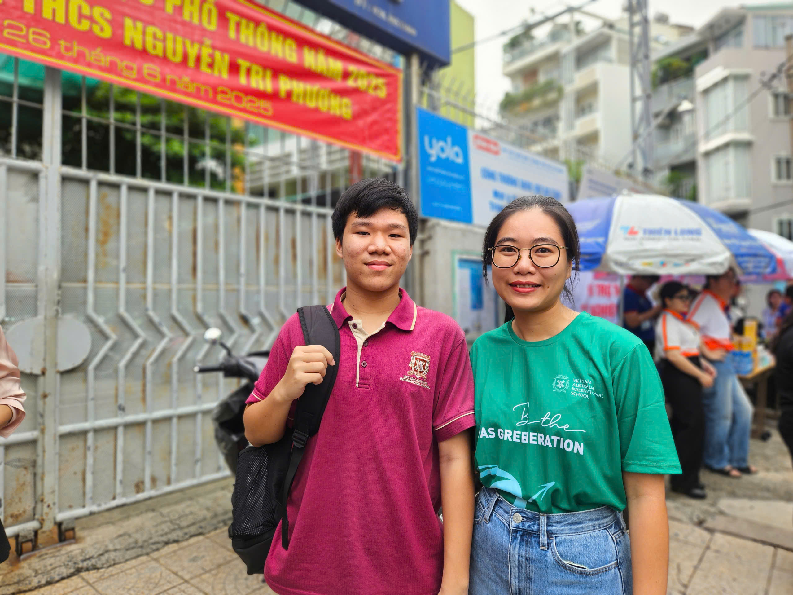 Zástupkyně ředitele stála na místě zkoušky a úzkostlivě svolávala seznam všech svých studentů - Foto 3. Túc trực tại điểm thi, cô hiệu phó lo lắng điểm danh từng học sinh của mình- Ảnh 3.