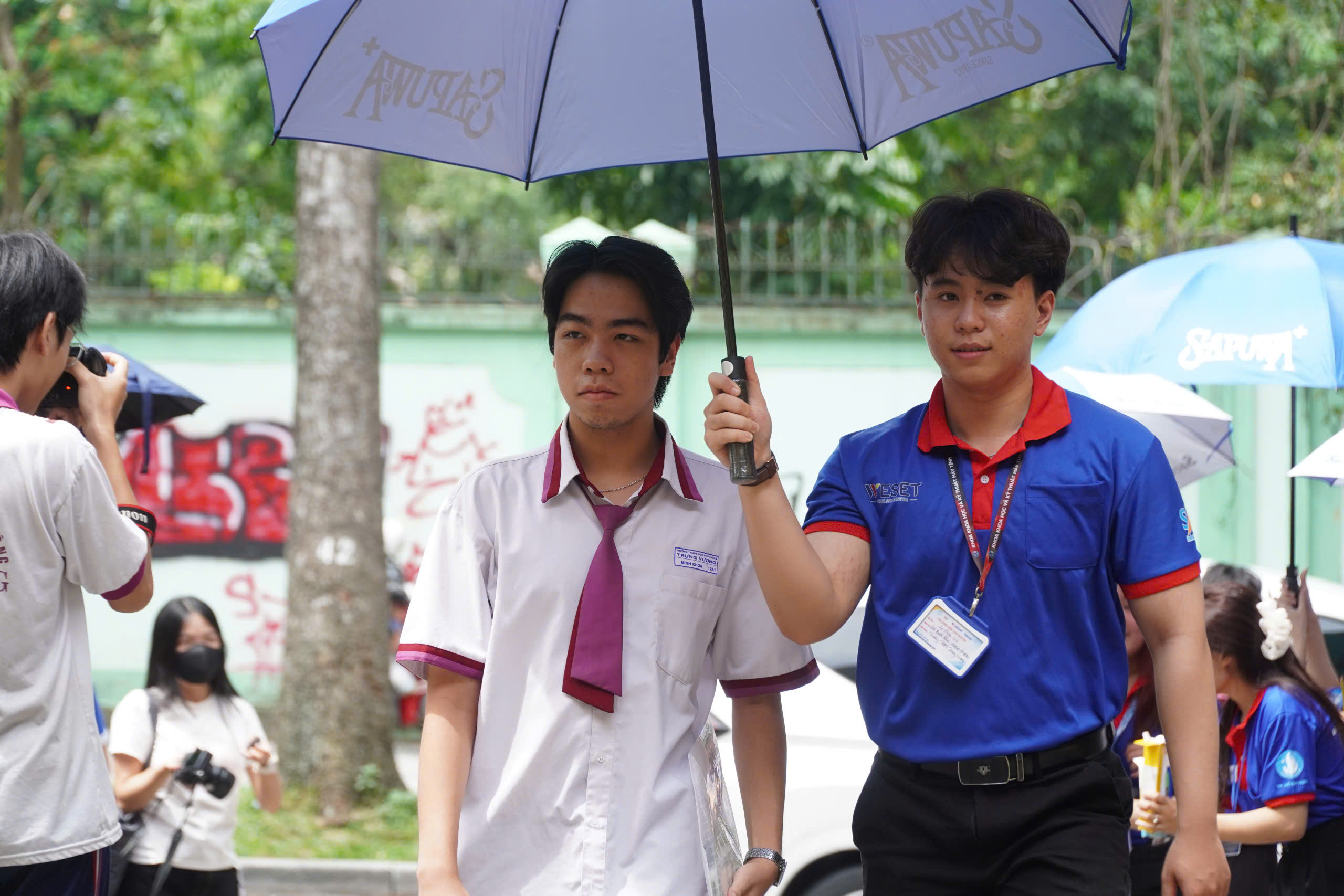 Examen de absolvire a liceului 2025: Candidații susțin testul de matematică, urmăriți soluțiile sugerate - Foto 1. Thi tốt nghiệp THPT2025: Thí sinh làm bài thi môn toán, đón xem gợi ý giải đề - Ảnh 1.