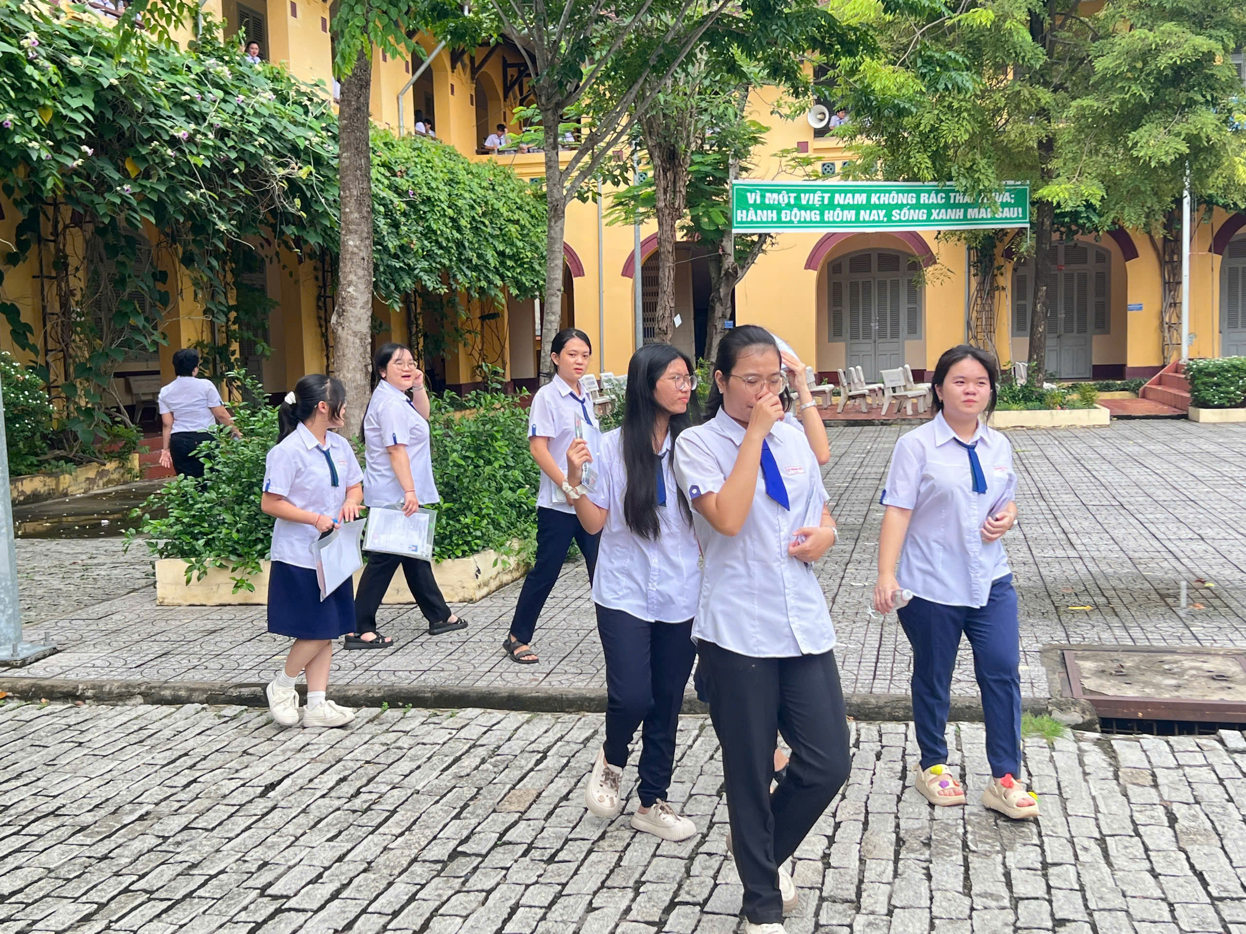 Examen de absolvire a liceului 2025: Candidații susțin testul de matematică, urmăriți soluțiile sugerate - Foto 4. Thi tốt nghiệp THPT2025: Thí sinh làm bài thi môn toán, đón xem gợi ý giải đề - Ảnh 4.