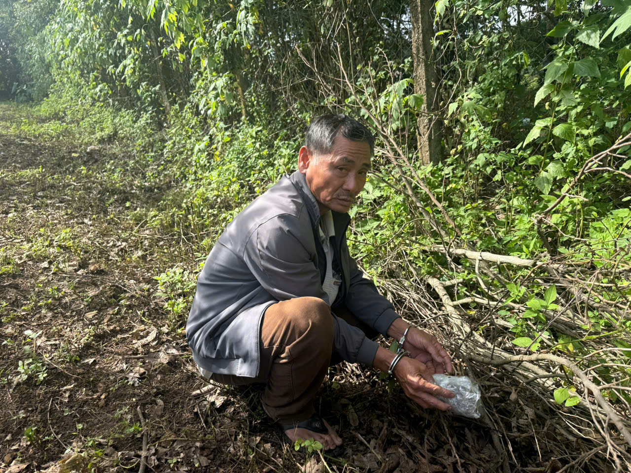 Cảnh sát dùng chó nghiệp vụ khám xét nơi ở của đôi tình nhân nhiều nghi vấn- Ảnh 2. Cảnh sát dùng chó nghiệp vụ khám xét nơi ở của đôi tình nhân nhiều nghi vấn- Ảnh 2.