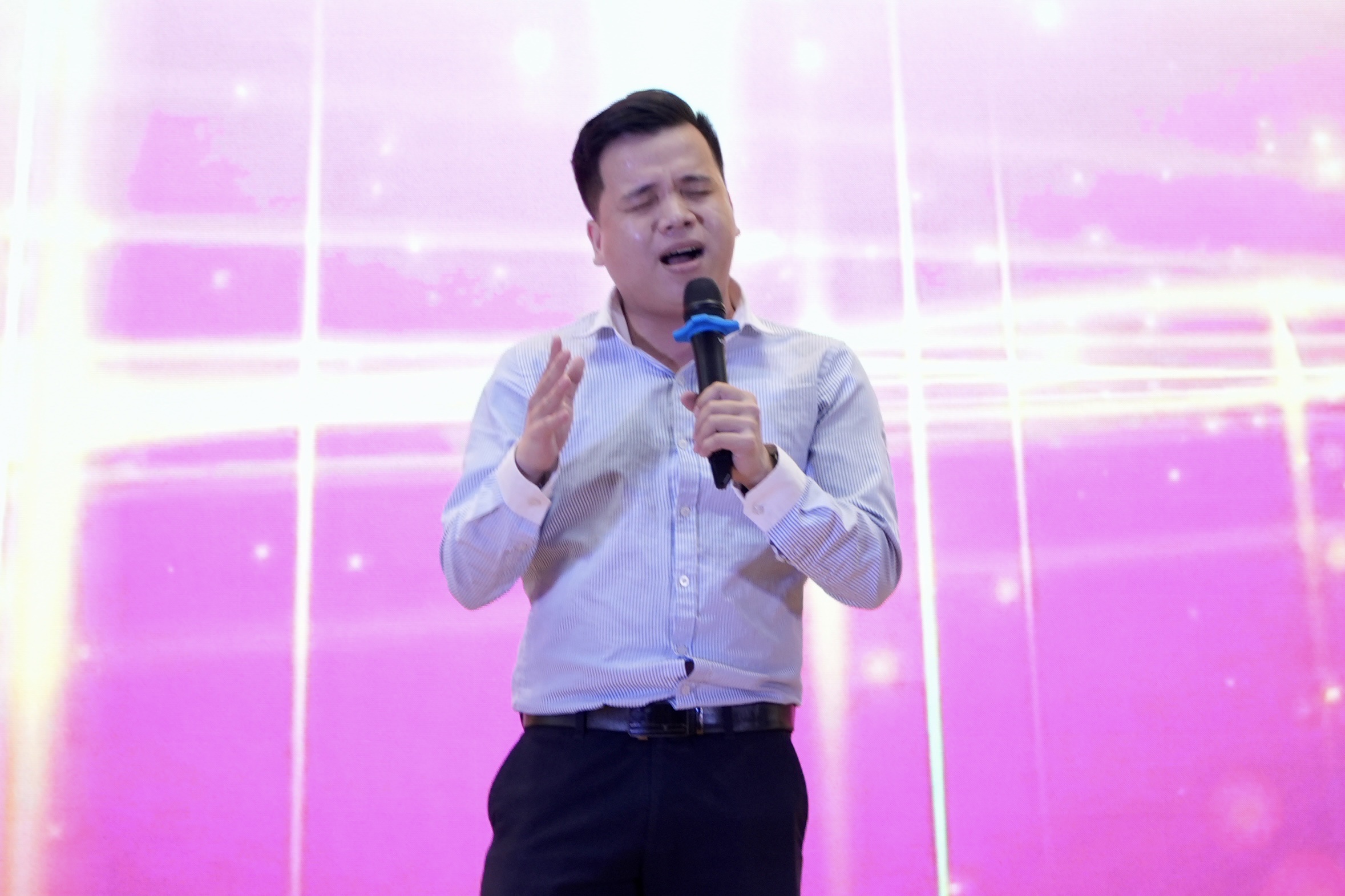 دلچسپ کراوکی مقابلہ  Sôi động Hội thi karaoke