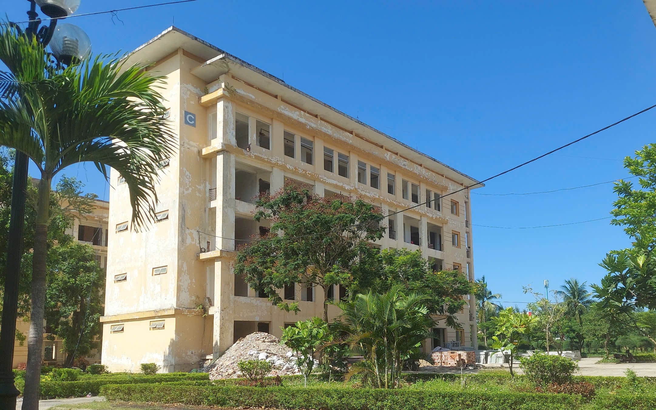 Hơn 1.100 cán bộ Quảng Trị ra Đồng Hới làm việc, Quảng Bình lo chỗ ở ra sao?- Ảnh 1.