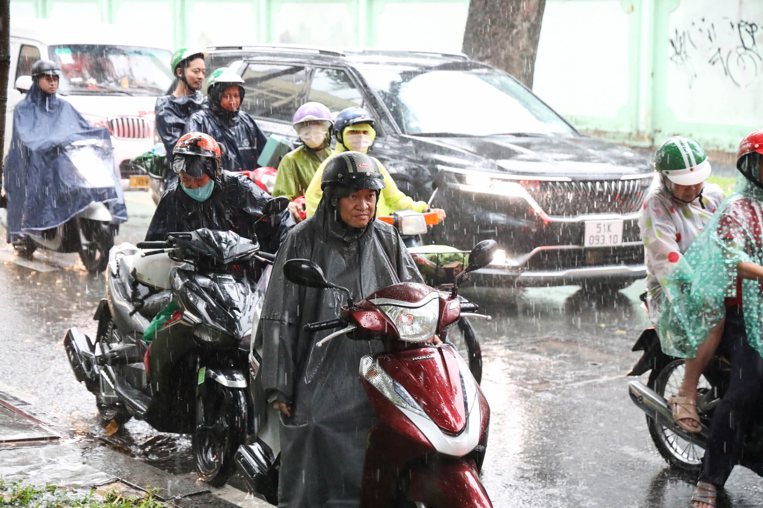 Không ngại mưa to, phụ huynh ở TP HCM vẫn bám trụ trước điểm thi chờ con- Ảnh 1. Không ngại mưa to, phụ huynh ở TP HCM vẫn bám trụ trước điểm thi chờ con- Ảnh 1.