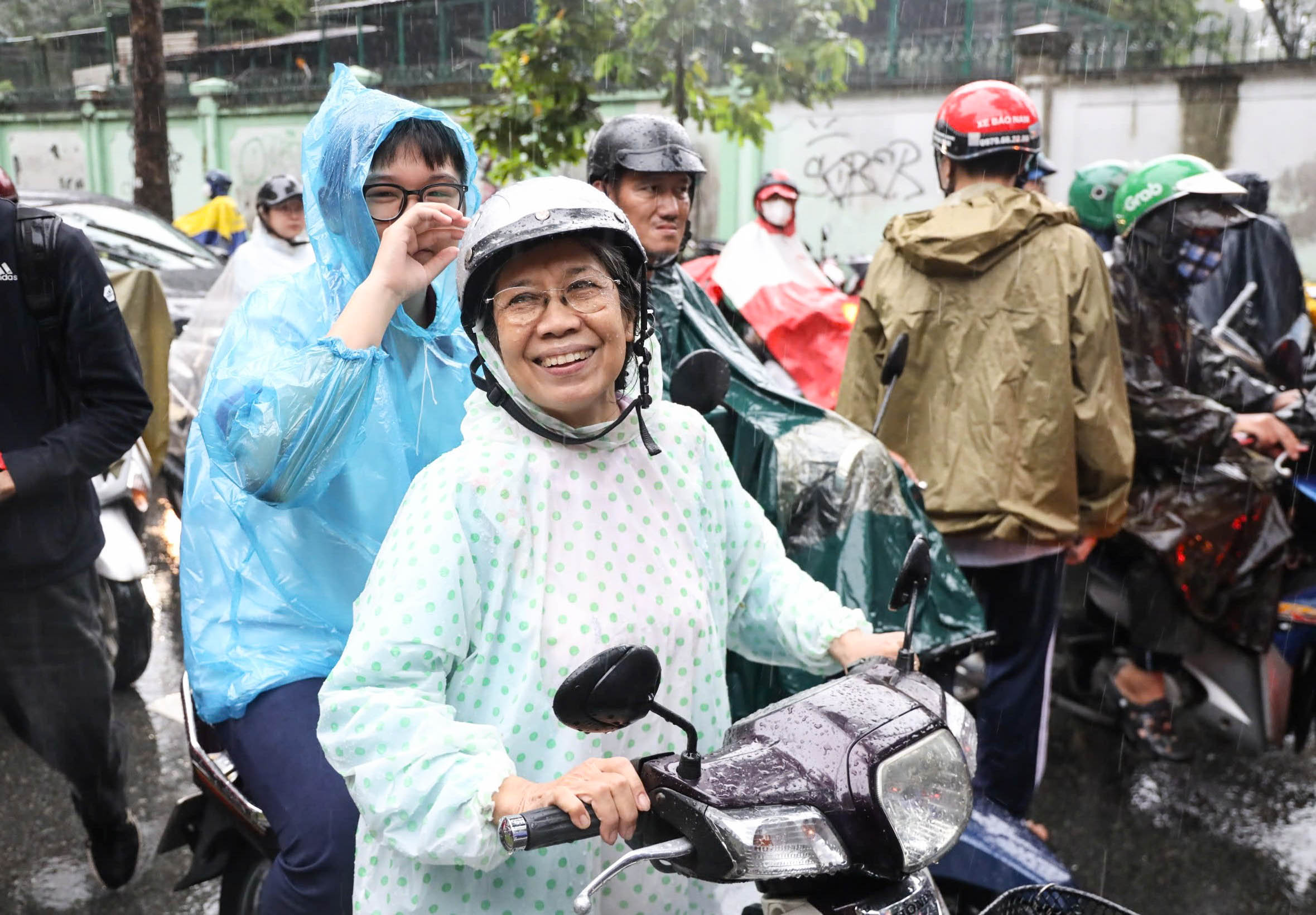 Không ngại mưa to, phụ huynh ở TP HCM vẫn bám trụ trước điểm thi chờ con- Ảnh 6. Không ngại mưa to, phụ huynh ở TP HCM vẫn bám trụ trước điểm thi chờ con- Ảnh 6.