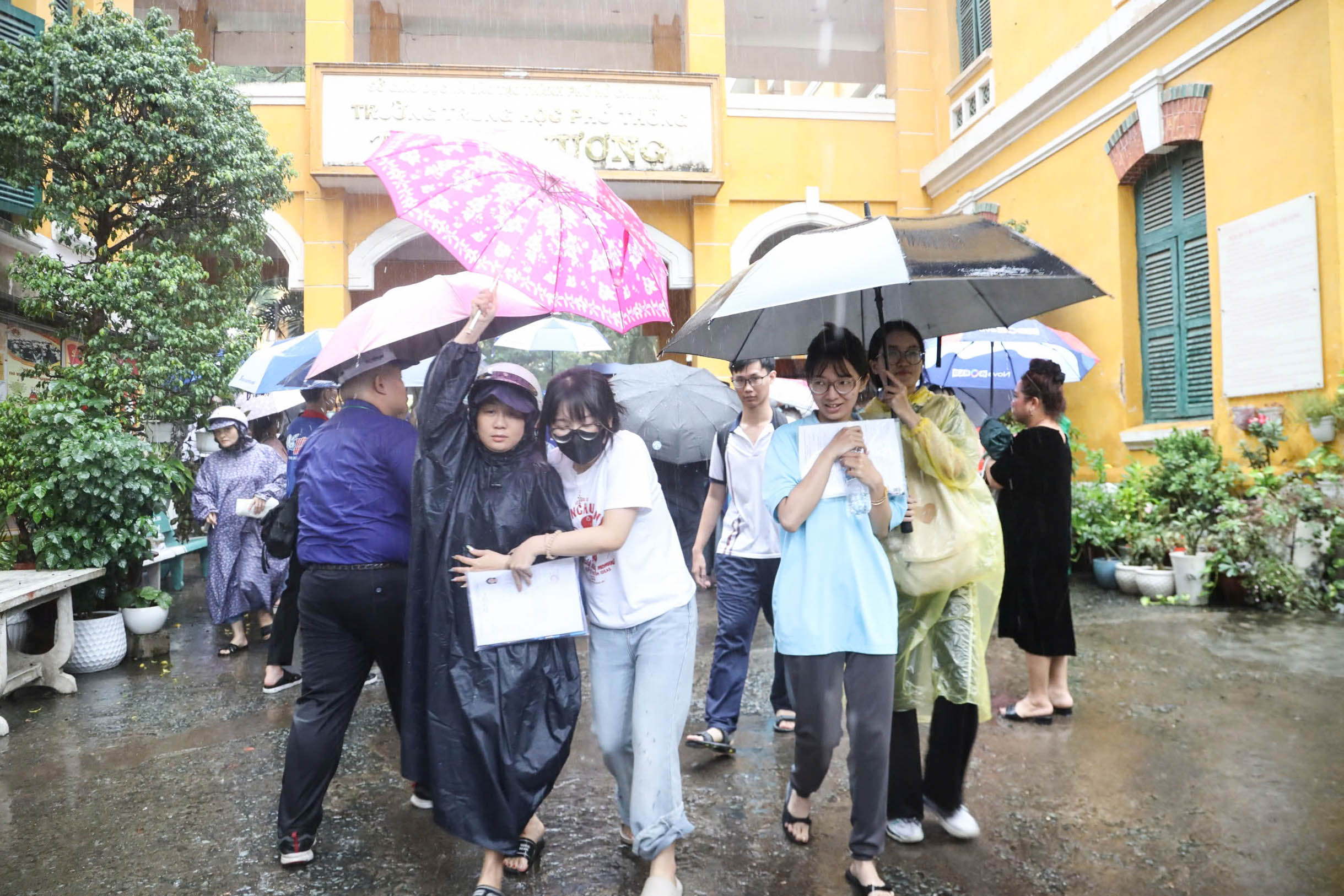 Không ngại mưa to, phụ huynh ở TP HCM vẫn bám trụ trước điểm thi chờ con- Ảnh 2. Không ngại mưa to, phụ huynh ở TP HCM vẫn bám trụ trước điểm thi chờ con- Ảnh 2.