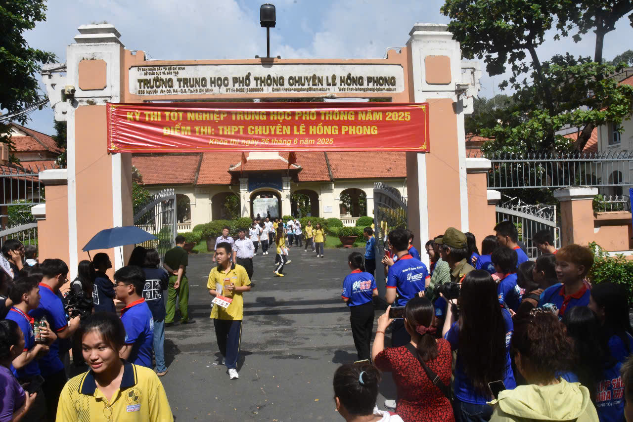 Εξετάσεις Αποφοίτησης Λυκείου 2025: Ένας υποψήφιος στην πόλη Χο Τσι Μινχ, του οποίου το όχημα χάλασε, αντιμετωπίστηκε με ανθρώπινο και άμεσο τρόπο - Φωτογραφία 1. Thi tốt nghiệp THPT 2025: Một thí sinh ở TP HCM bị hư xe được xử lý tình huống nhân văn, kịp thời- Ảnh 1.