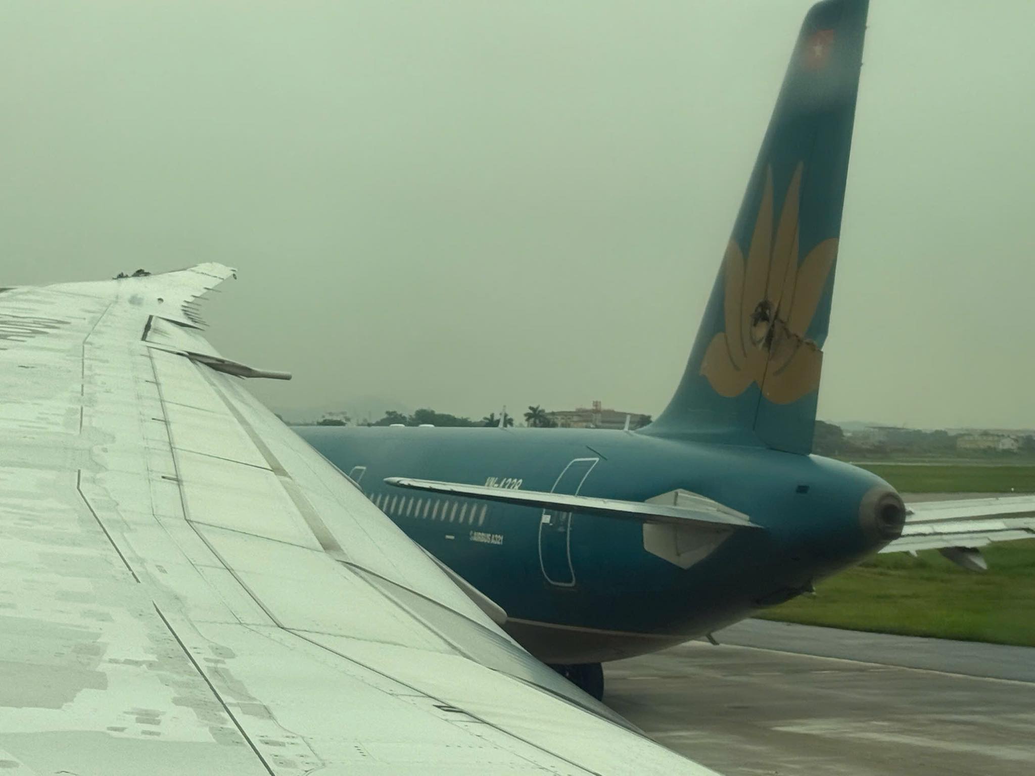 VIDEO: Hai máy bay va chạm tại sân bay Nội Bài