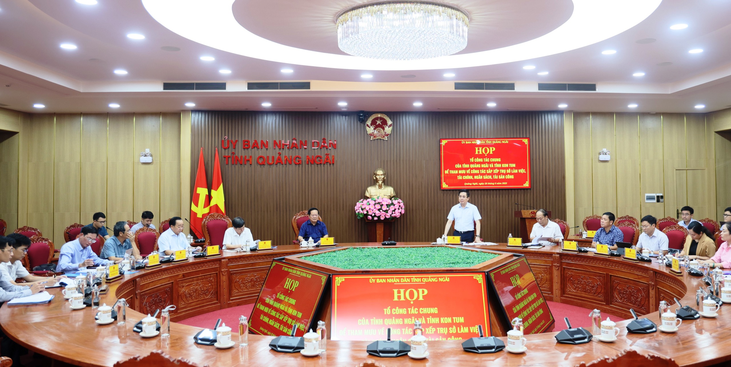 Quảng Ngãi và Kon Tum họp bàn sắp xếp trụ sở sau sáp nhập- Ảnh 1. Quảng Ngãi và Kon Tum họp bàn sắp xếp trụ sở sau sáp nhập- Ảnh 1.