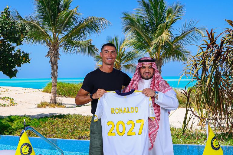 Ronaldo gia hạn hợp đồng, được quyền Al-Nassr đến 2027 - Ảnh 1.