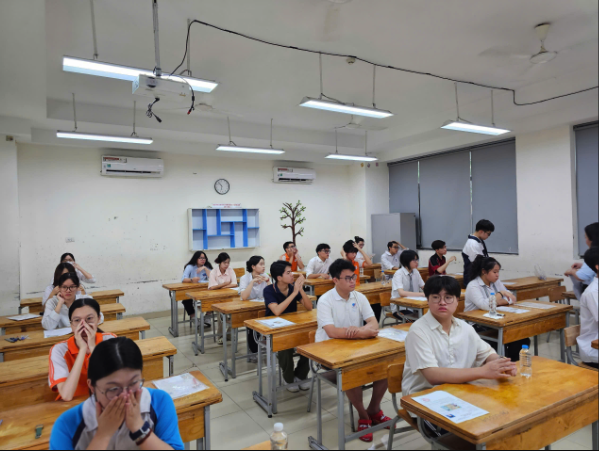 Thí sinh bước vào ngày cuối, kỳ thi tốt nghiệp THPT năm 2025- Ảnh 4. Thí sinh bước vào ngày cuối, kỳ thi tốt nghiệp THPT năm 2025- Ảnh 4.