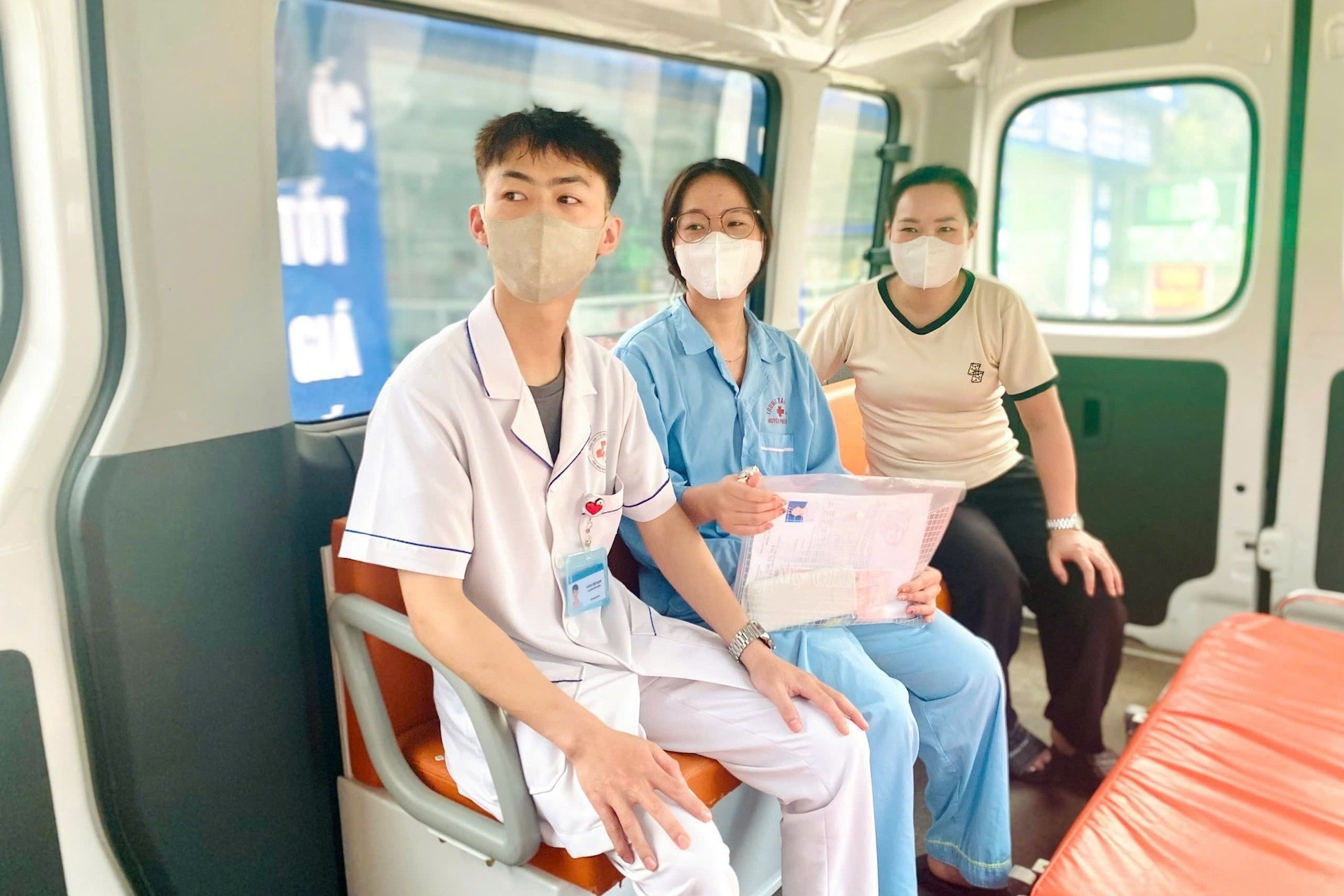 हाल ही में अपेंडिक्स का ऑपरेशन कराने वाली छात्रा को एम्बुलेंस द्वारा स्नातक परीक्षा स्थल पर ले जाया गया - फोटो 1. Nữ sinh vừa mổ ruột thừa được xe cấp cứu đưa đến điểm thi tốt nghiệp- Ảnh 1.