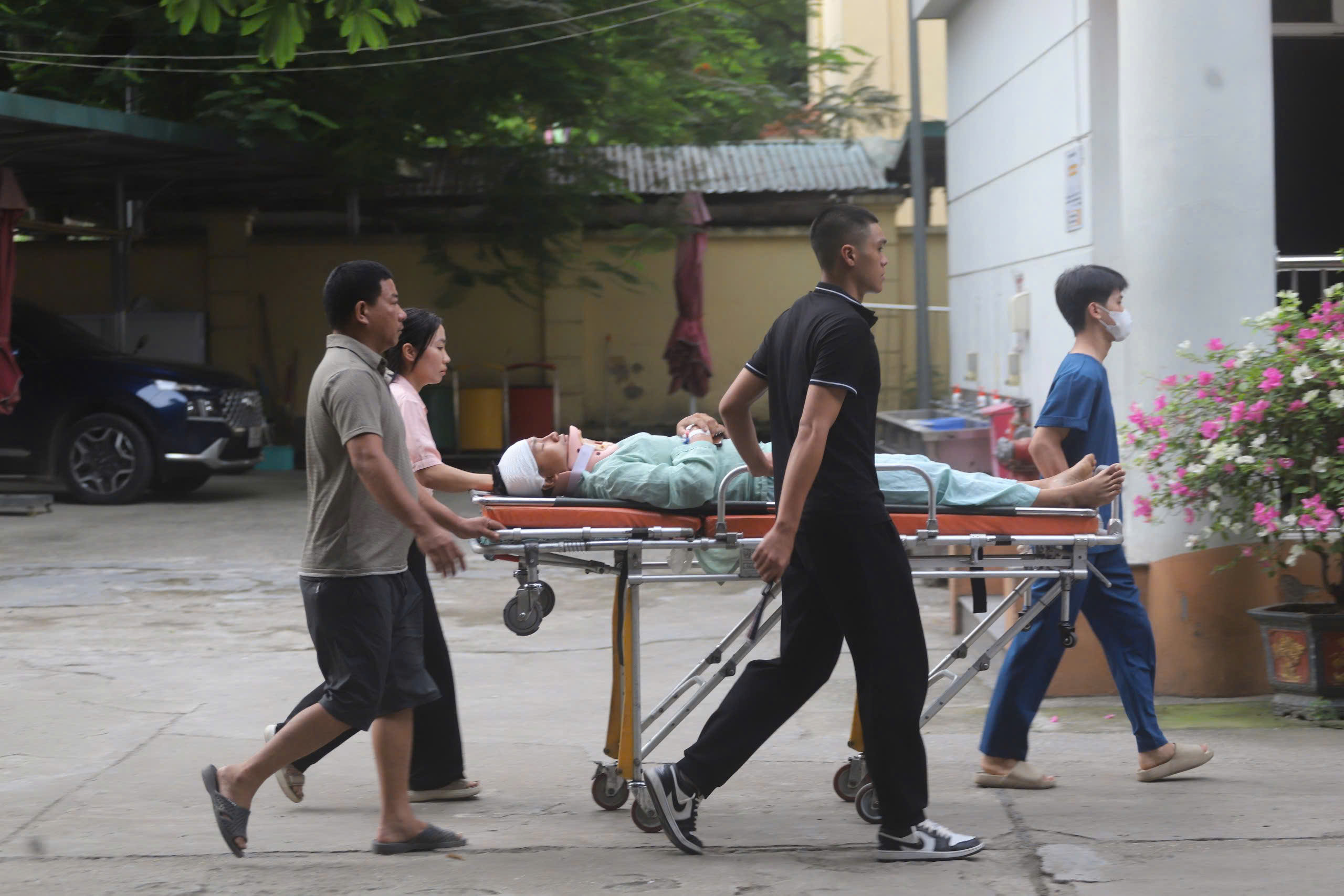 हाल ही में अपेंडिक्स का ऑपरेशन कराने वाली छात्रा को एम्बुलेंस द्वारा स्नातक परीक्षा स्थल पर ले जाया गया - फोटो 2. Nữ sinh vừa mổ ruột thừa được xe cấp cứu đưa đến điểm thi tốt nghiệp- Ảnh 2.