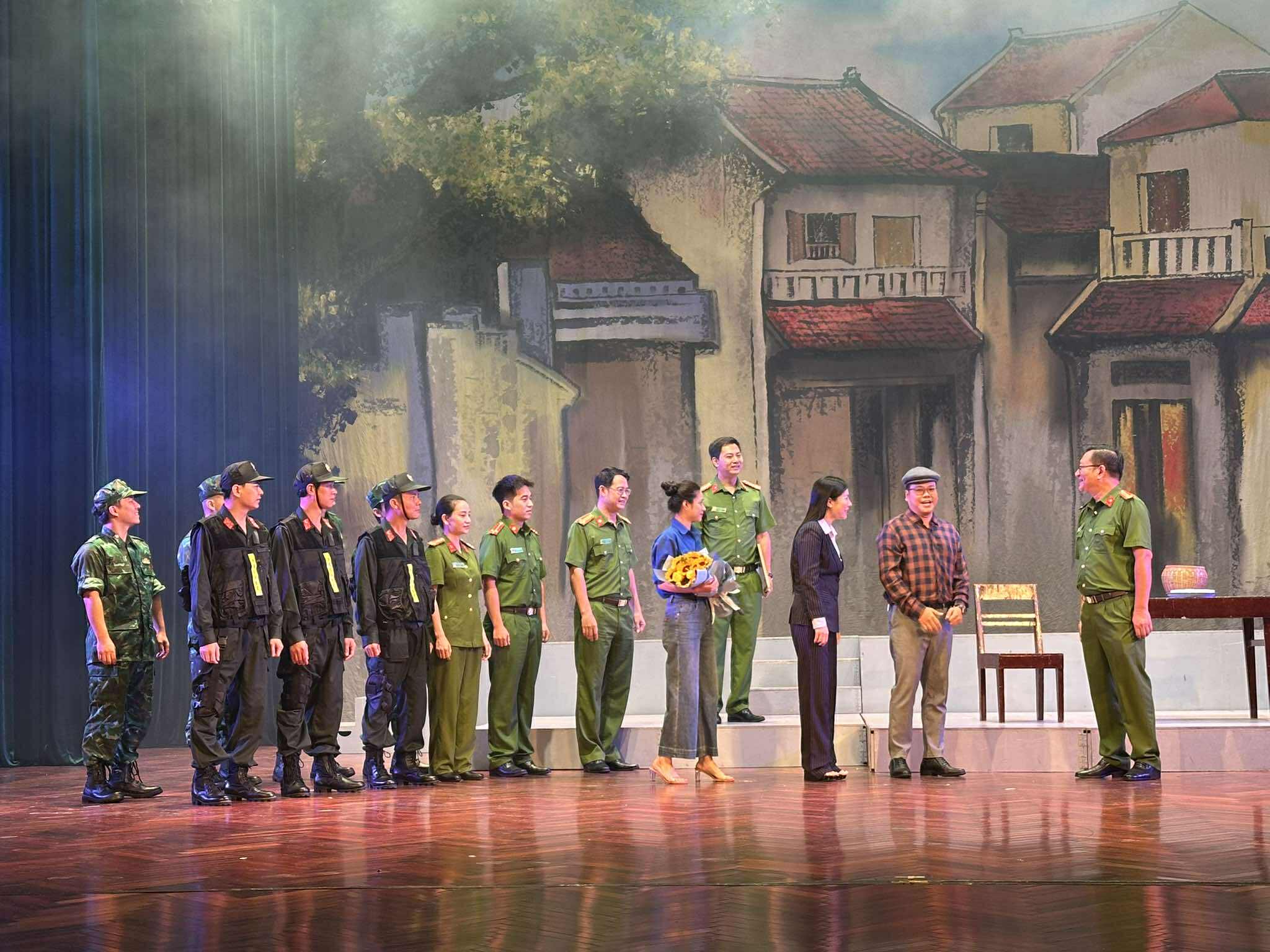 NSND Lê Hùng tạo cảm xúc dạt dào cho vở "Không gục ngã" - Ảnh 6.