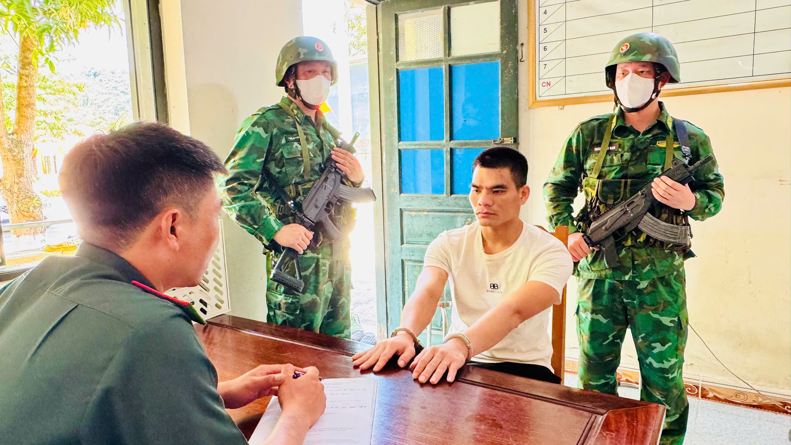 Bắt 2 đối tượng vận chuyển số lượng ma tuý lớn từ Lào về