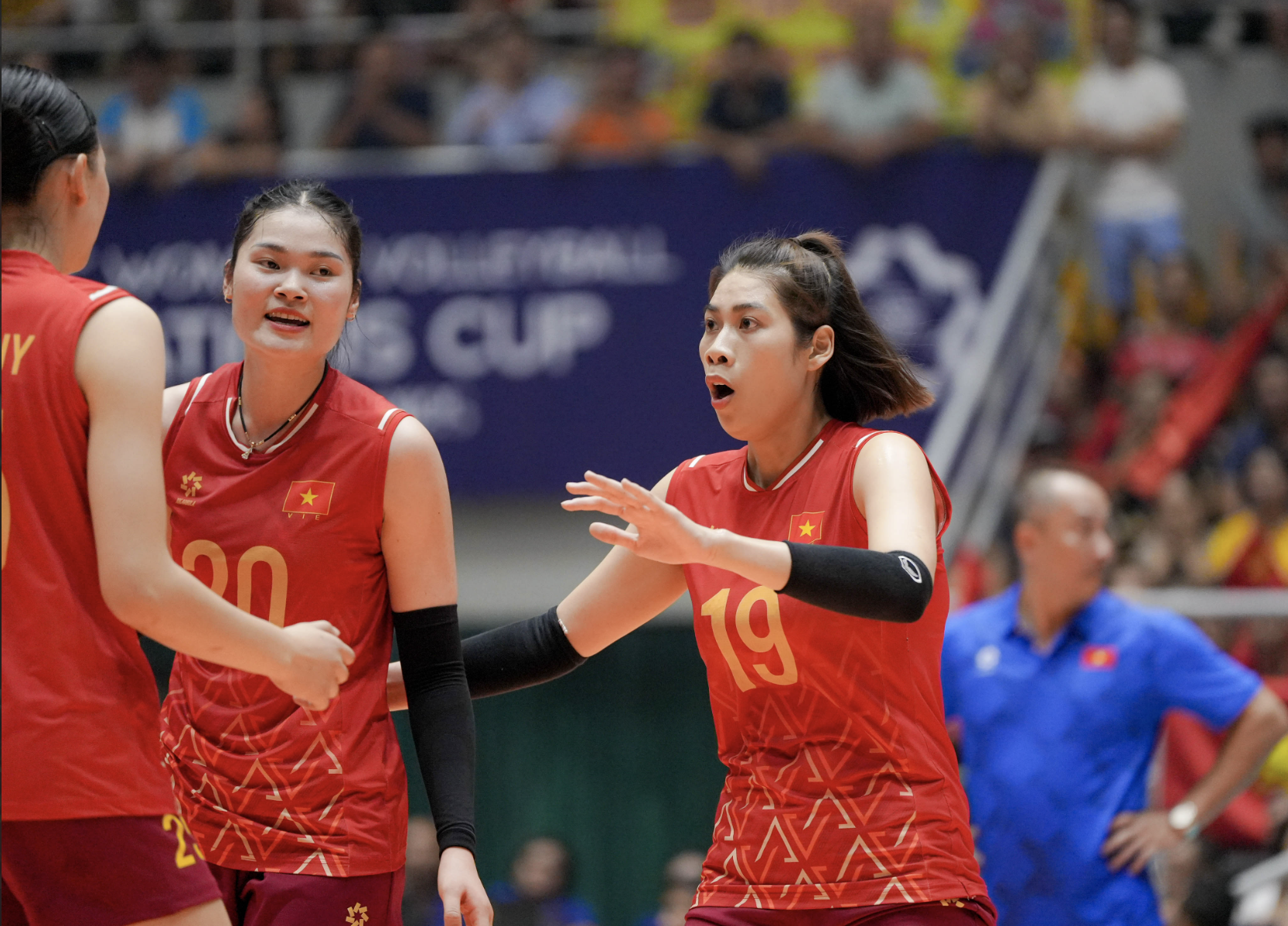 Thắng đậm Philippines, tuyển bóng chuyền nữ Việt Nam dẫn đầu bảng tại VTV Cup - Ảnh 1.