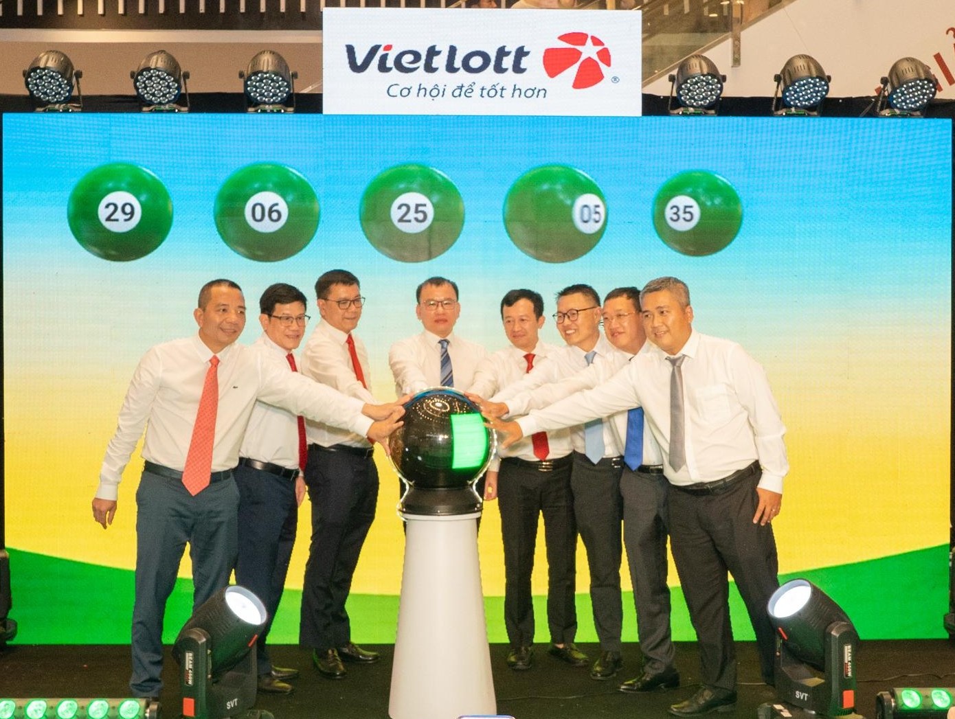 Vietlott chính thức bán vé số tự chọn Lotto 5/35- Ảnh 1. Vietlott chính thức bán vé số tự chọn Lotto 5/35- Ảnh 1.