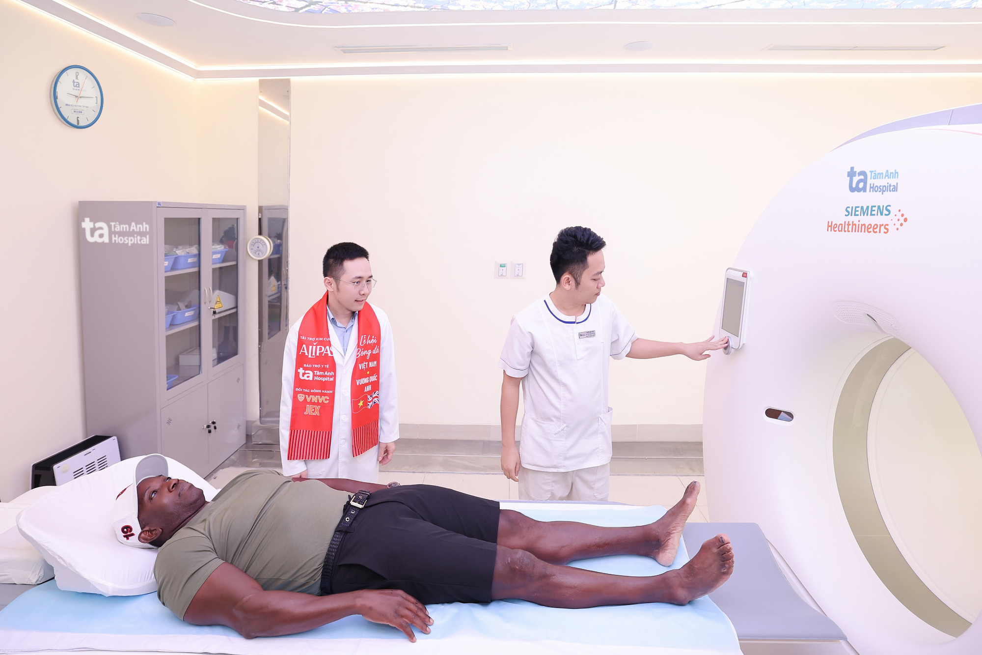 Michael Owen và đồng đội ấn tượng với bước tiến điều trị chấn thương thể thao tại BVĐK Tâm Anh- Ảnh 3. Michael Owen và đồng đội ấn tượng với bước tiến điều trị chấn thương thể thao tại BVĐK Tâm Anh- Ảnh 3.