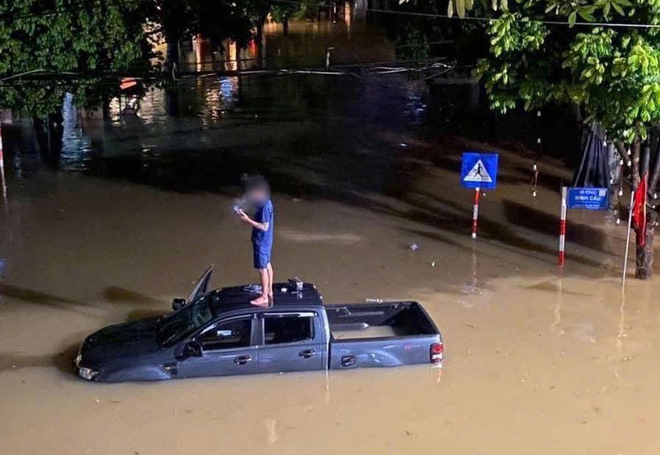 TP Thái Nguyên ngập sâu, nhiều ô tô chết máy giữa "biển nước"- Ảnh 1. TP Thái Nguyên ngập sâu, nhiều ô tô chết máy giữa "biển nước"- Ảnh 1.