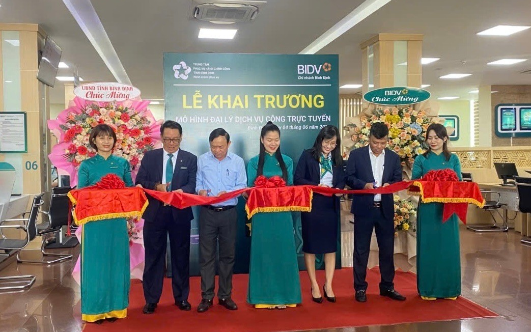 Bình Định rầm rộ đưa cán bộ, công chức, viên chức đi học- Ảnh 2.