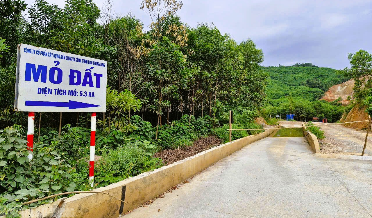 Hiện trạng mỏ đất nơi Tuấn thần "đèn" và đồng phạm khai thác vượt phép đặc biệt lớn thế nào?- Ảnh 3. Hiện trạng mỏ đất nơi Tuấn thần "đèn" và đồng phạm khai thác vượt phép đặc biệt lớn thế nào?- Ảnh 3.