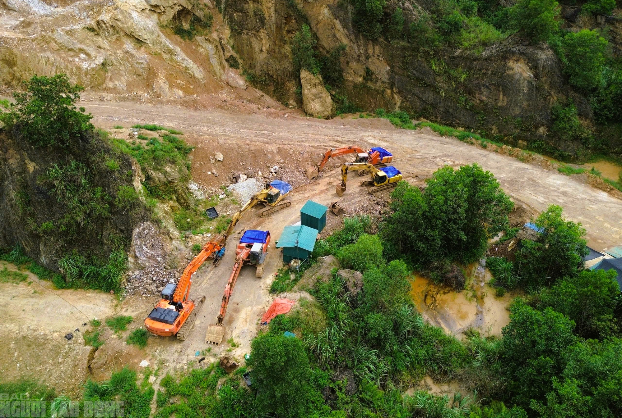 Hiện trạng mỏ đất nơi Tuấn thần "đèn" và đồng phạm khai thác vượt phép đặc biệt lớn thế nào?- Ảnh 10. Hiện trạng mỏ đất nơi Tuấn thần "đèn" và đồng phạm khai thác vượt phép đặc biệt lớn thế nào?- Ảnh 10.