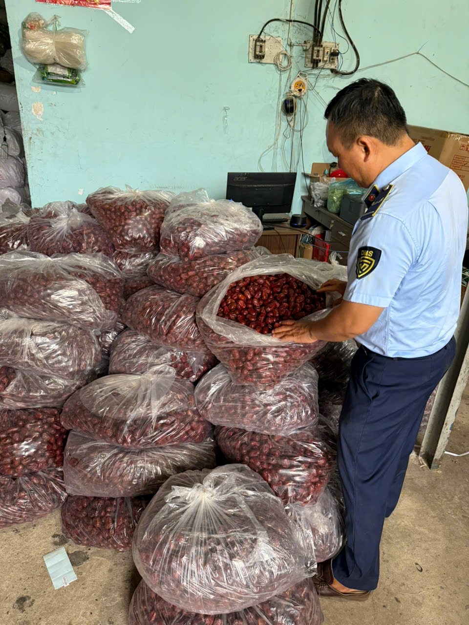 Phát hiện hàng chục món ăn vặt không an toàn- Ảnh 2. Phát hiện hàng chục món ăn vặt không an toàn- Ảnh 2.