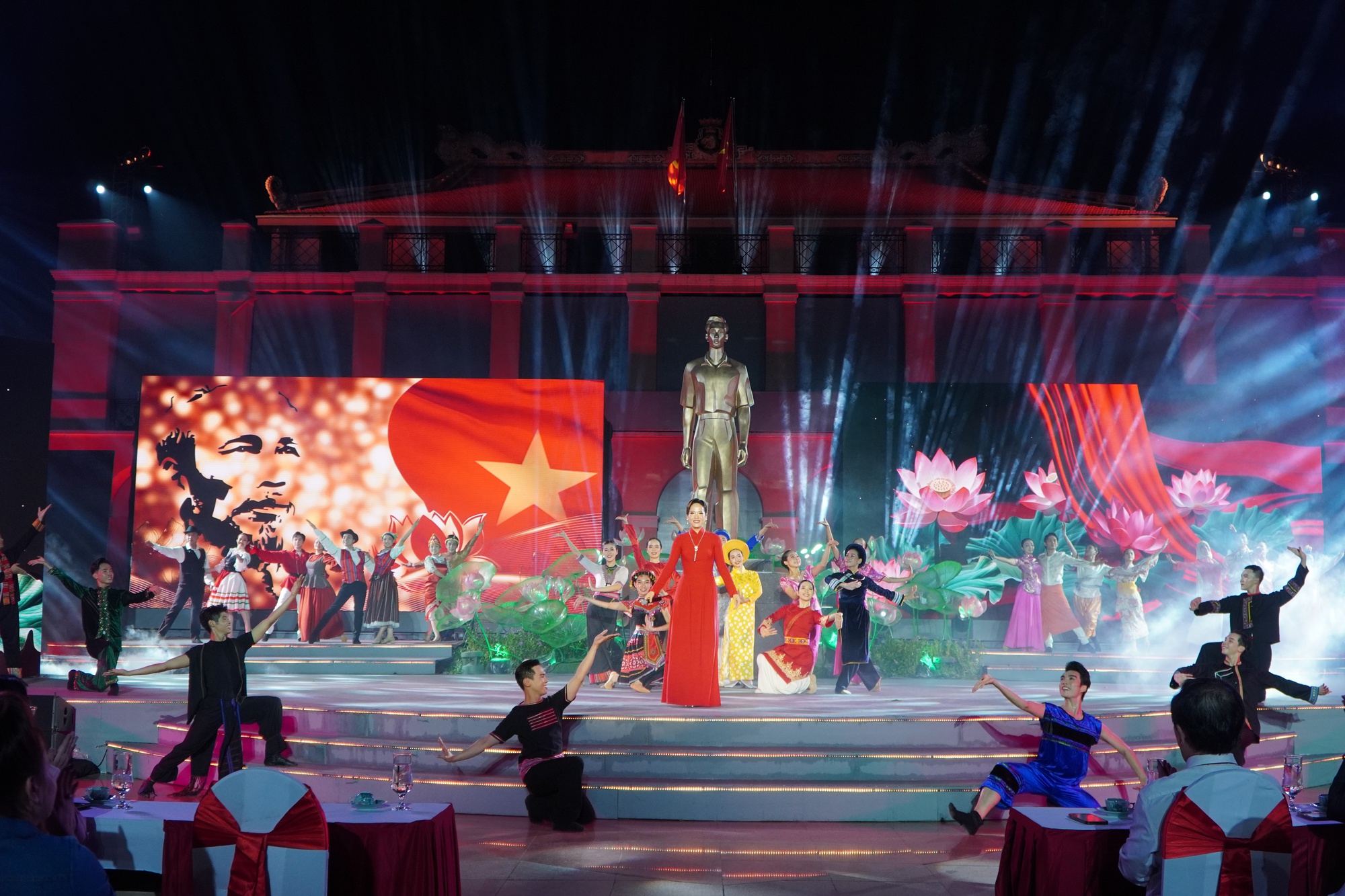 Chương trình nghệ thuật “Hành trình thế kỷ”- Ảnh 2. Chương trình nghệ thuật “Hành trình thế kỷ”- Ảnh 2.