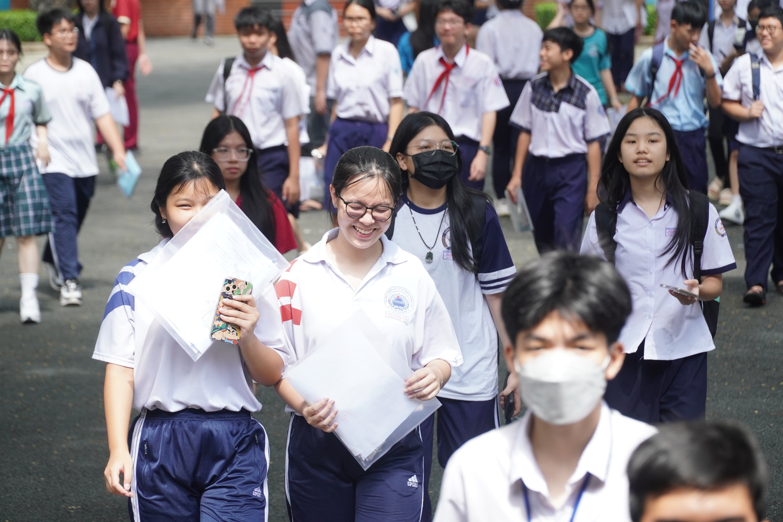 Phụ huynh kéo vali, thuê khách sạn, đưa con đi thi tuyển sinh lớp 10 - Ảnh 1.