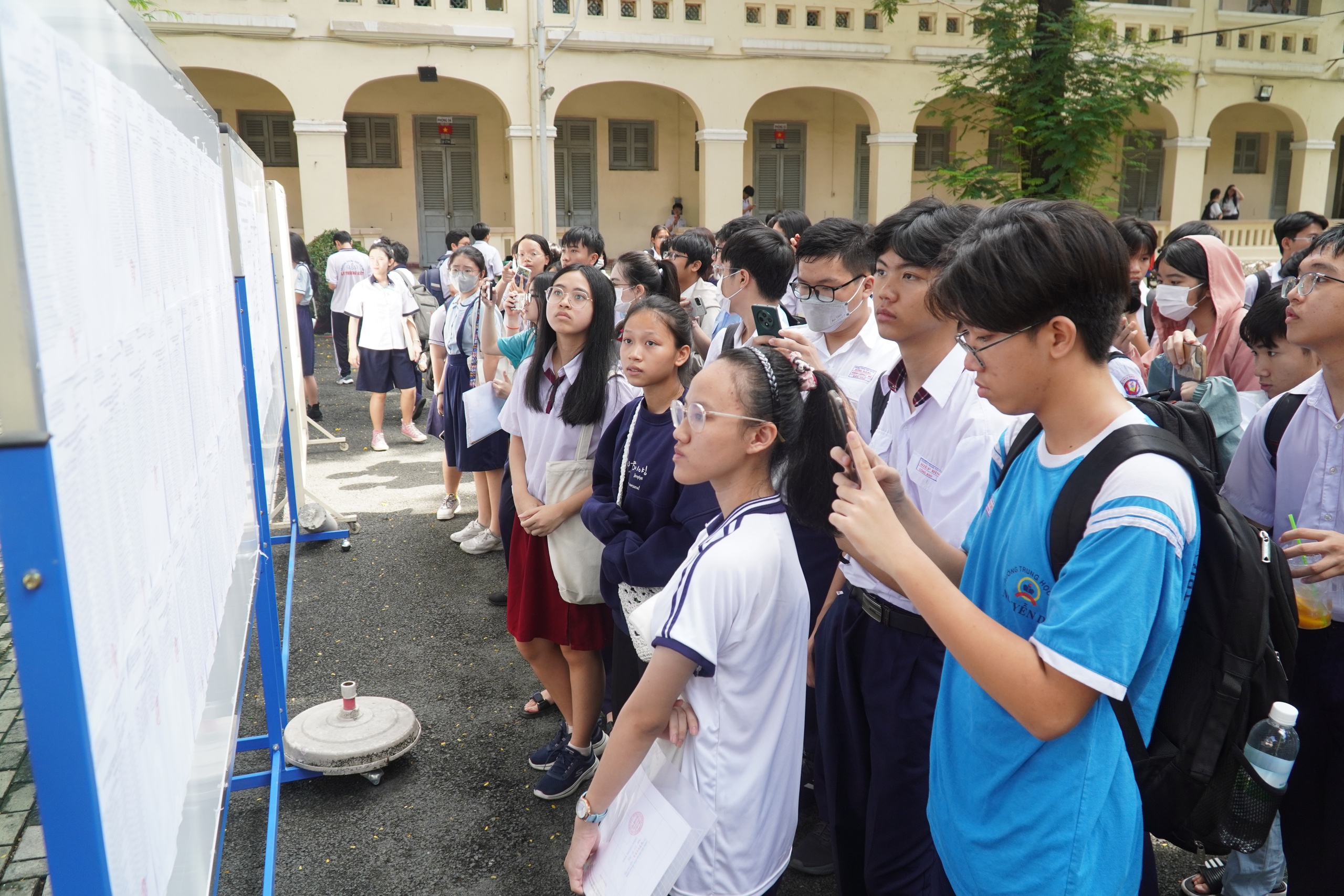 Phụ huynh kéo vali, thuê khách sạn, đưa con đi thi tuyển sinh lớp 10 - Ảnh 7.