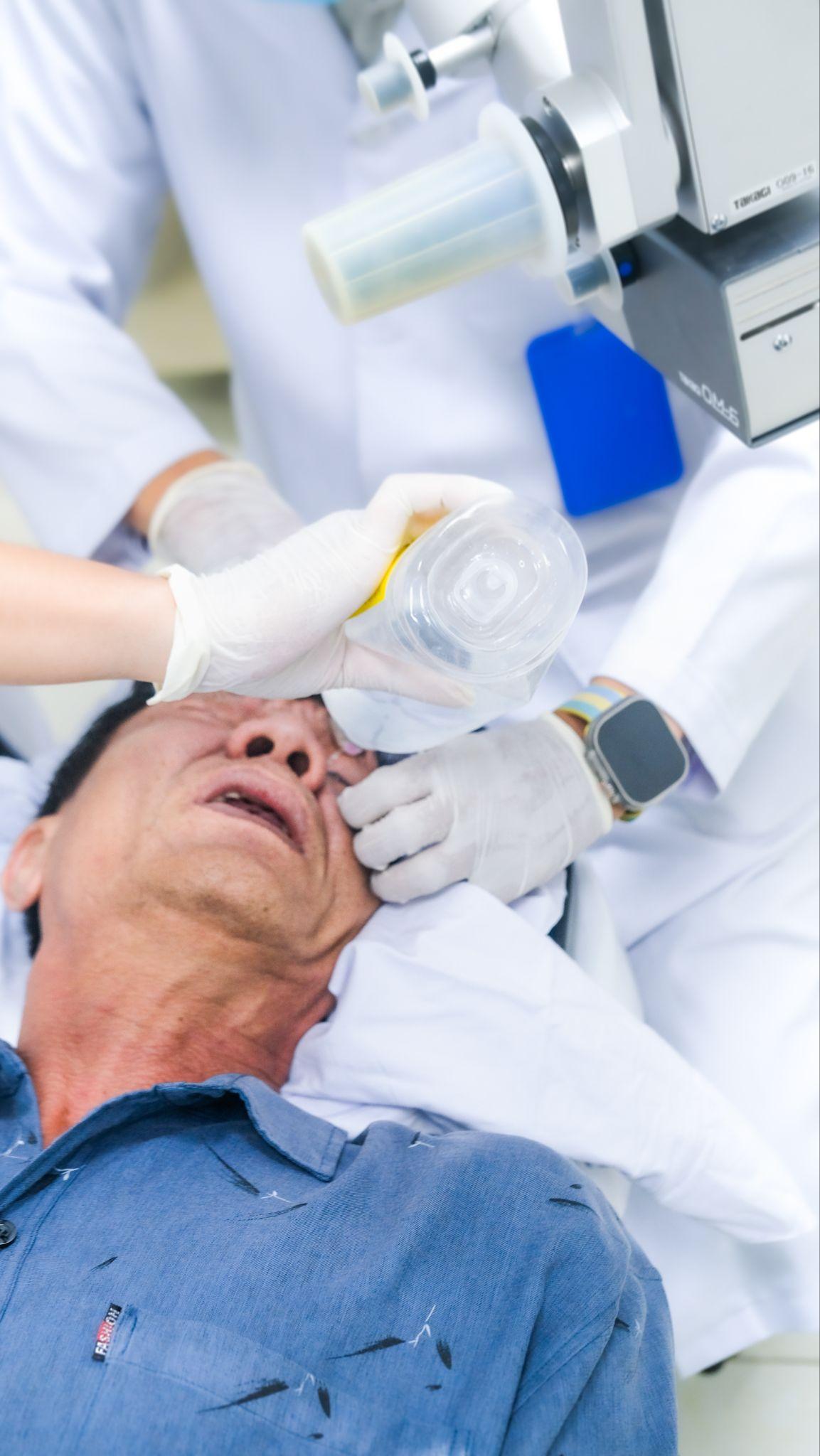 Kịp thời cấp cứu ca bỏng mắt vì xăng- Ảnh 2. Kịp thời cấp cứu ca bỏng mắt vì xăng- Ảnh 2.