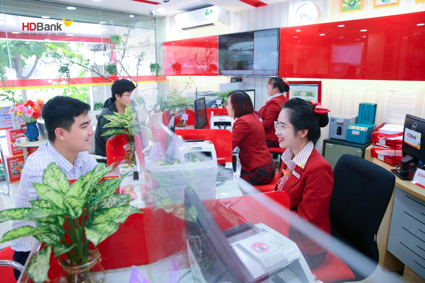 HDBank giữ vị trí thứ 3 Top ngân hàng niêm yết uy tín và hiệu quả nhất Việt Nam- Ảnh 2. HDBank giữ vị trí thứ 3 Top ngân hàng niêm yết uy tín và hiệu quả nhất Việt Nam- Ảnh 2.