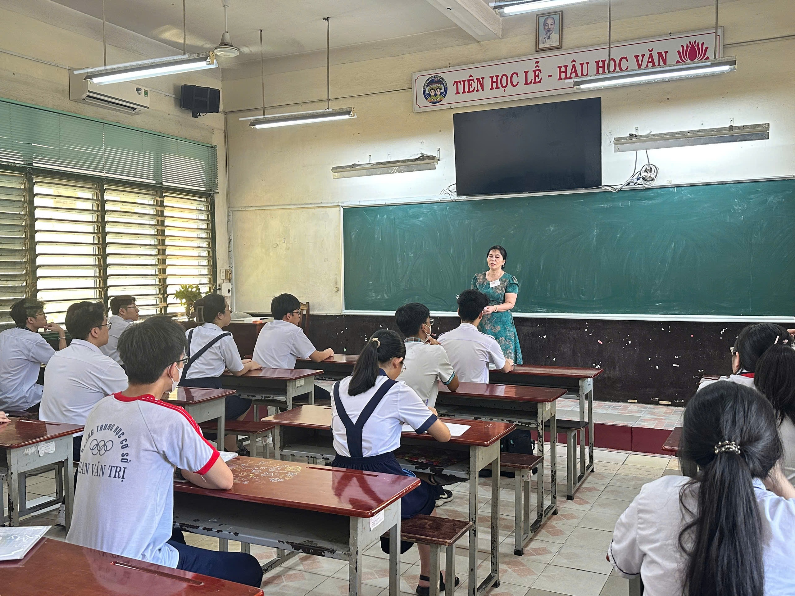 Phụ huynh kéo vali, thuê khách sạn, đưa con đi thi tuyển sinh lớp 10 - Ảnh 8.