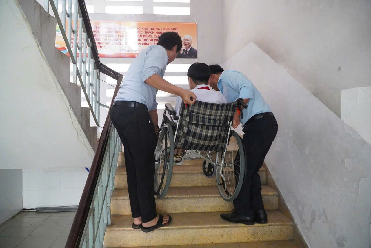 Những thí sinh đặc biệt - Ảnh 1.