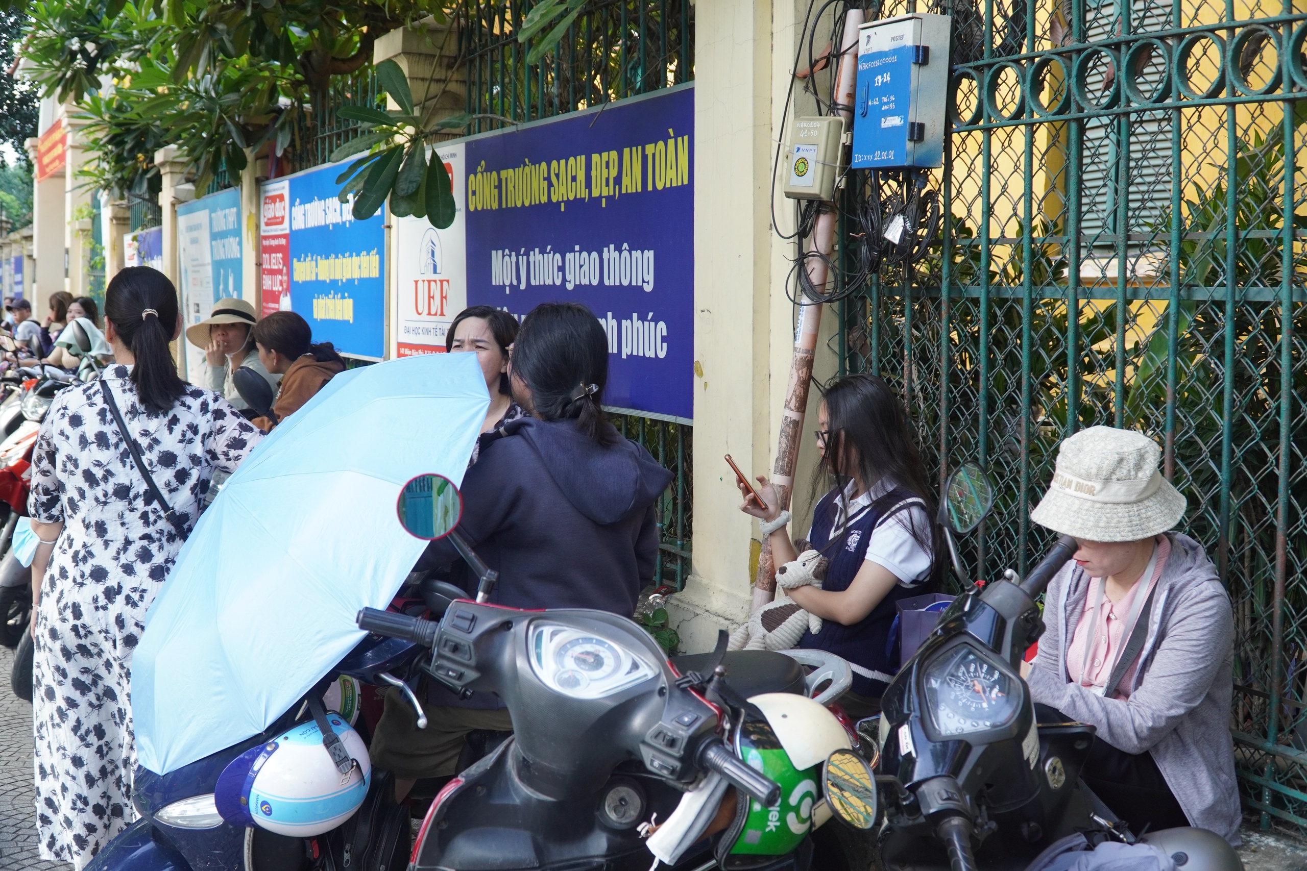 Những khoảnh khắc xúc động tại kỳ thi tuyển sinh lớp 10  - Ảnh 11.