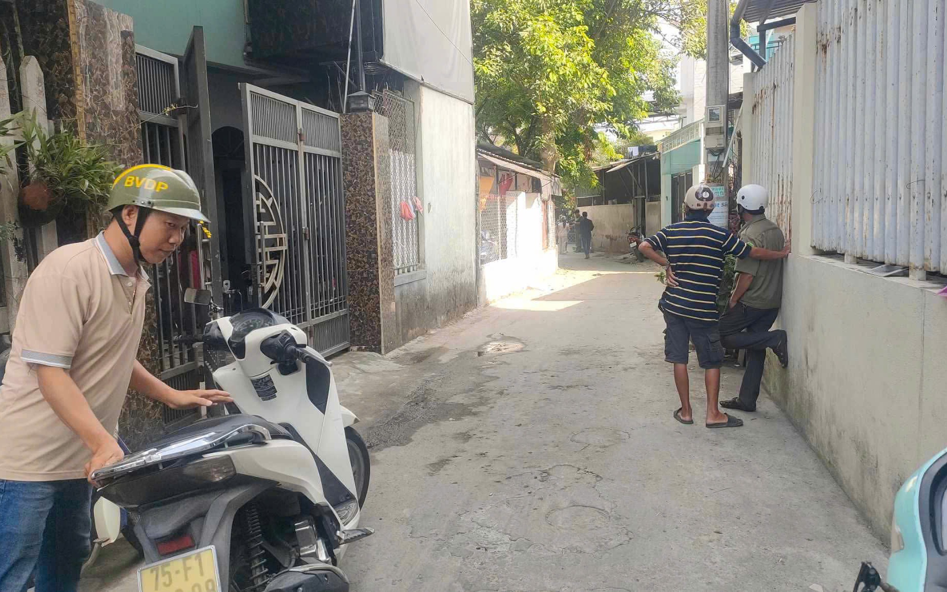 Con rể lái xe ô tô đâm, chèn qua người khiến bố vợ cũ tử vong - Ảnh 2.