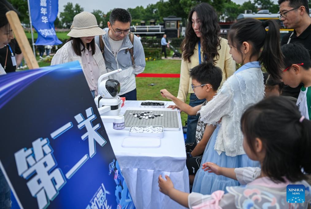 Tận mắt xem robot pha cà phê, chơi đàn và... làm đẹp! - Ảnh 6.