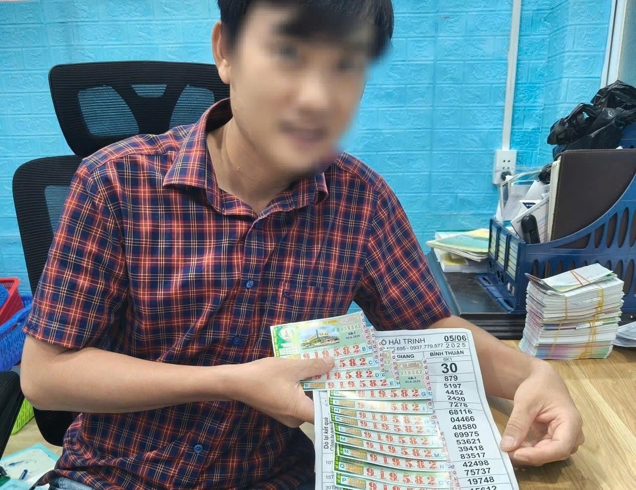Mua vé số trên đường chạy xe máy từ TP HCM về Đắk Lắk, 1 thanh niên trúng 28 tỉ đồng- Ảnh 3. Mua vé số trên đường chạy xe máy từ TP HCM về Đắk Lắk, 1 thanh niên trúng 28 tỉ đồng- Ảnh 3.