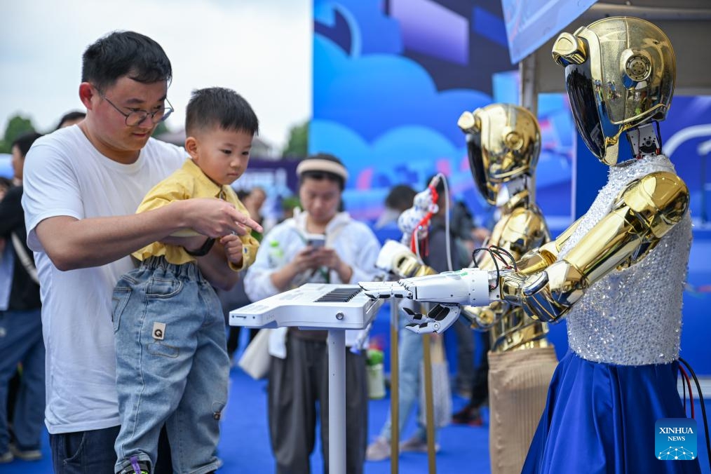 Tận mắt xem robot pha cà phê, chơi đàn và... làm đẹp! - Ảnh 3.